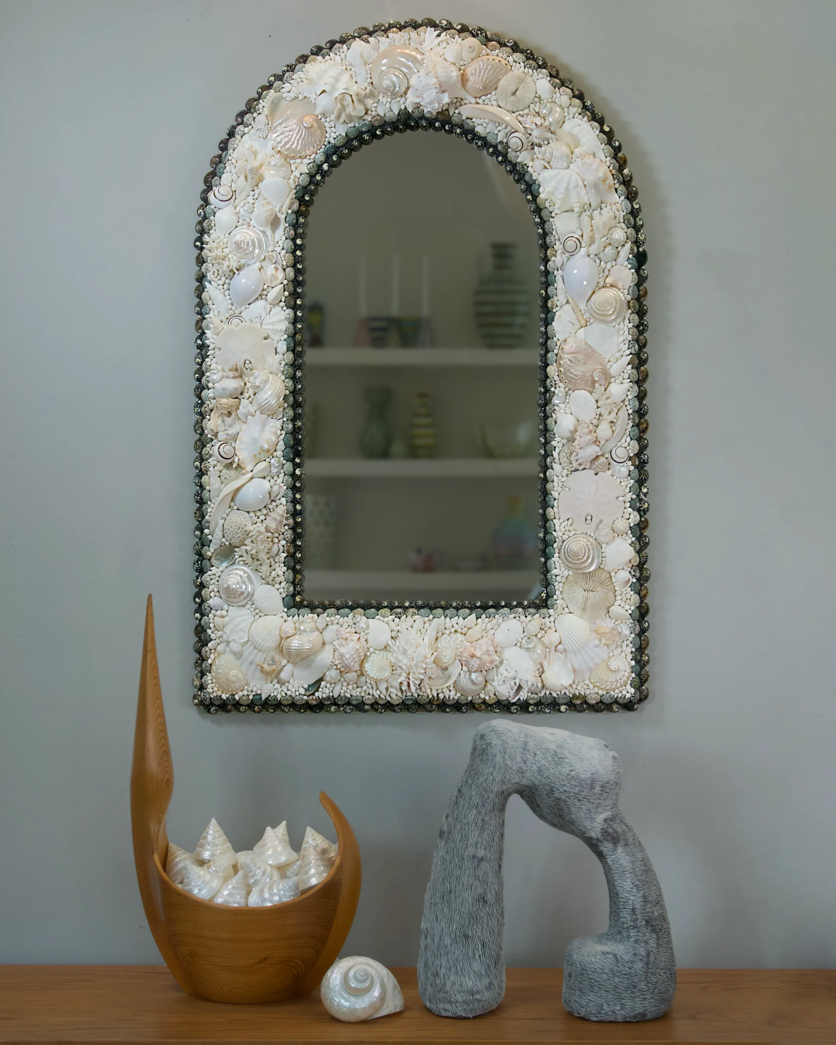 White Arc | Shell mirror, 1 of 1 | Shellman | Amsterdam | Natural art from sea and beach